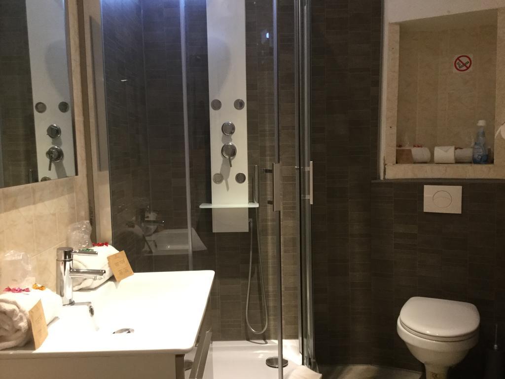 Hotel Restaurant Le 8 Мандельё-ла-Напуль Экстерьер фото